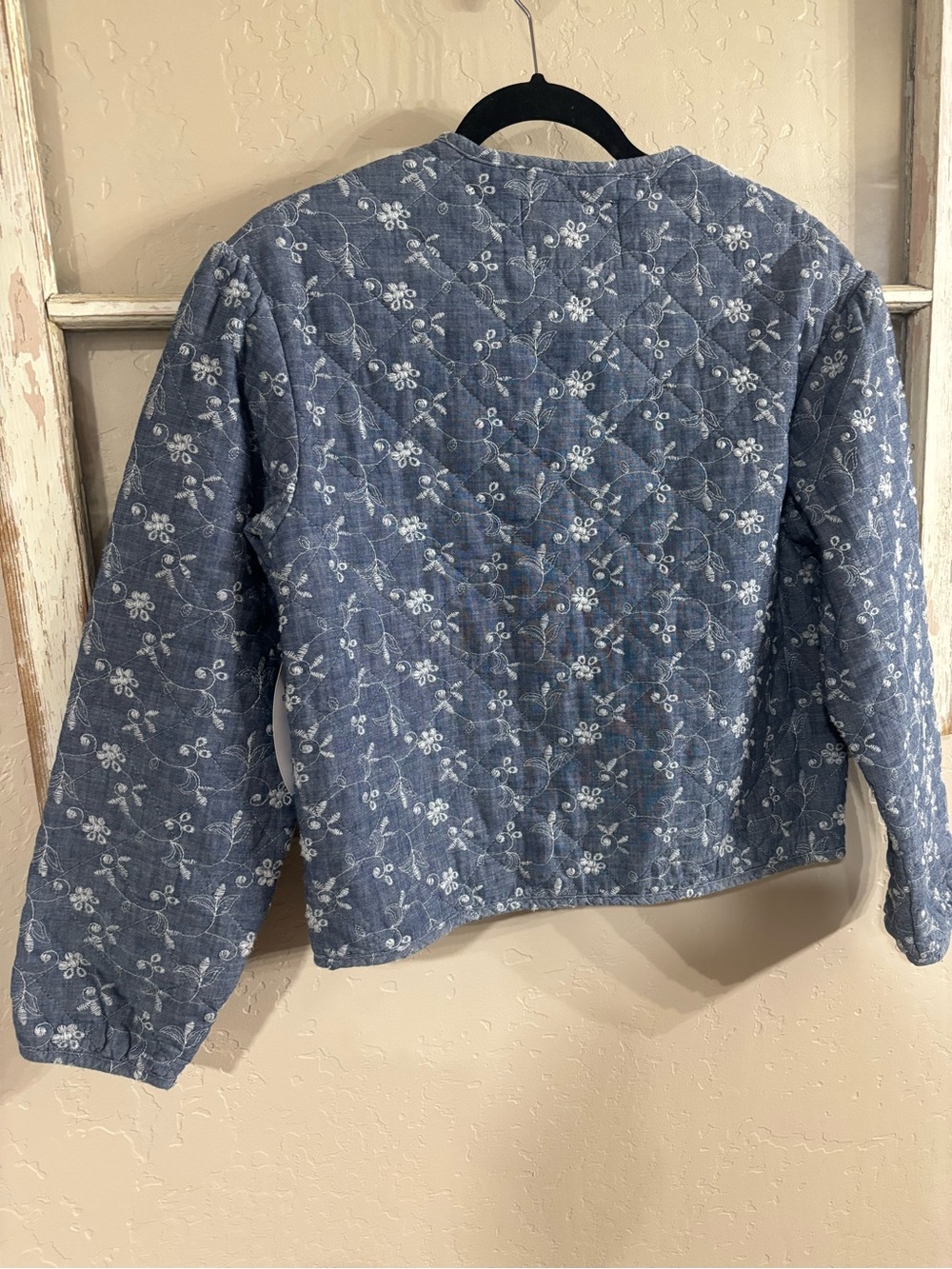 ❤️ Floral Quilted Button-Up Jacket in Light Blue denim colored fabric - Picture 4 of 4